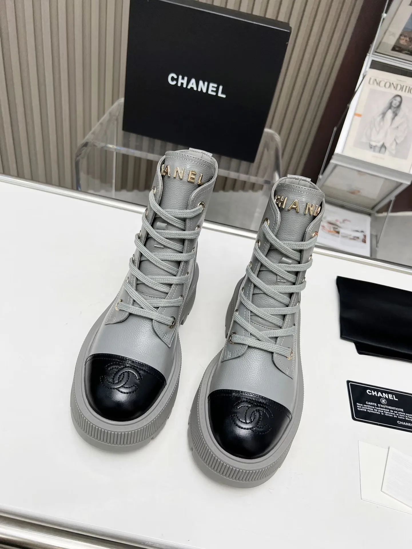 👟👟Ex-factory price 560👟👟 Autumn and winter new Chanel Chanel ankle boots original model opening✅ Strap design is super easy to put on and take off, the toe logo is electro-embroidered. The tongue is also the brand logo. Fabric: cow litchi pattern🐂 Inner/foot pad: cow lining. Use ultra-light rubber non-slip and wear-resistant outsole. Color: black, white, gray. Code number: 34-41 (34, 41) Need to be customized) Packaging: bag card